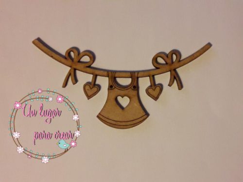 Silueta de madera ropita bebé niña.