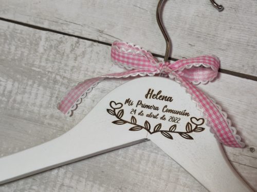 Percha blanca personalizaeda.