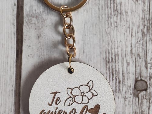 Llavero blanco. Frase Mamá.