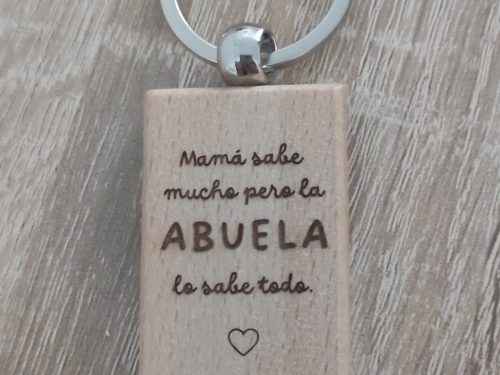 Llavero madera. Mamá sabe mucho pero la abuela lo sabe todo.