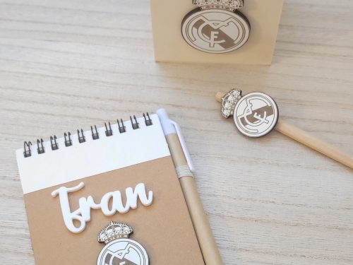 Kit libreta con boli, lápiz y cubilete. Escudos de fútbol.